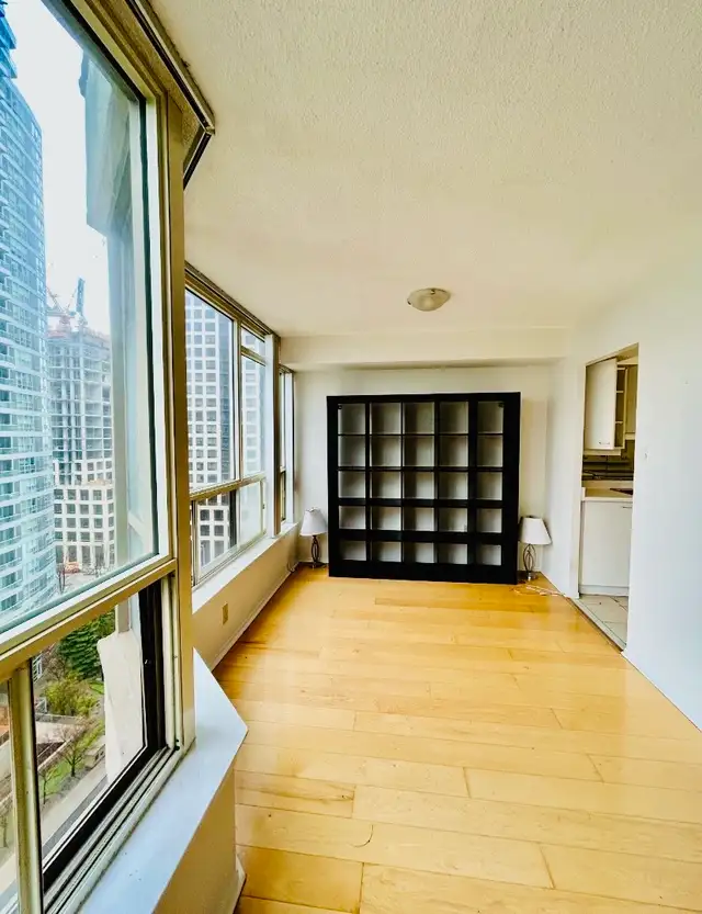 LARGE ALL-INCLUSIVE SUITE AVAILABLE NOW, MISSISSAUGA CITY CENTRE - Photo 9