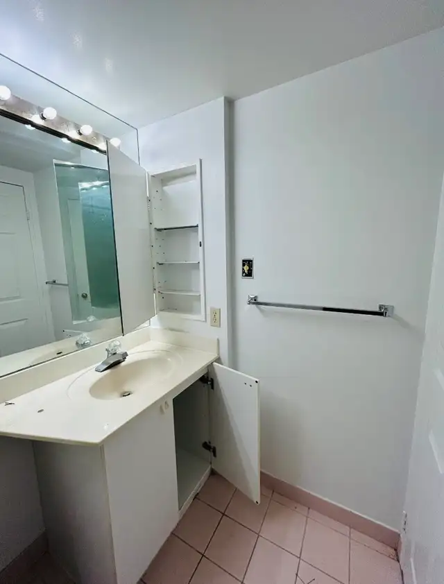LARGE ALL-INCLUSIVE SUITE AVAILABLE NOW, MISSISSAUGA CITY CENTRE - Photo 20