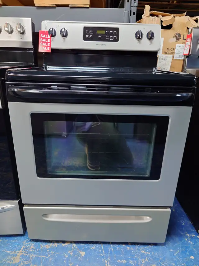 Frigidaire '30' Stainless Steel Freestanding Electric Range - Photo 4