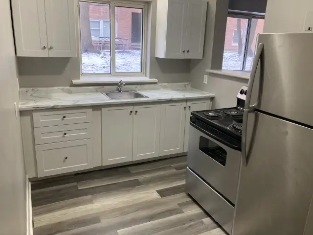Spacious 2 Bed June 1st $1,495 Free heat & water - Photo 2