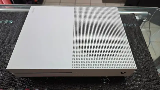 Xbox One S 500G Come's With A Free Game Worth $20 And Under - Photo 2