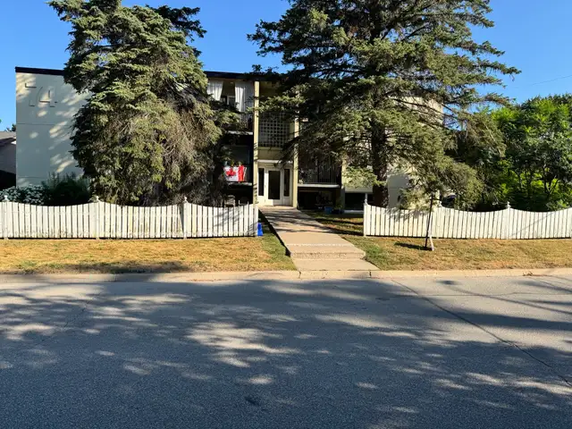 Fantastic Location - 2 Bed, 1 Bath 2nd Floor Unit