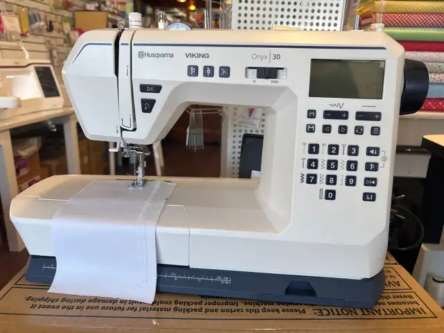 Onyx 30 - like NEW sewing machine