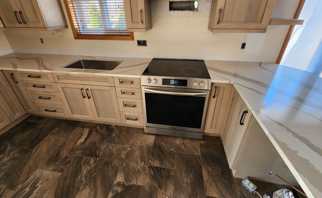White Countertop With Stylish Golden Blackish Veins 437-522-8447 - Photo 4