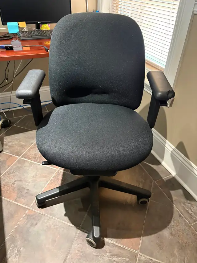 Chaise de bureau sur roulette
