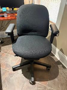 Chaise de bureau sur roulette