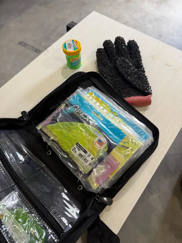 tackle box and tackle - Photo 3