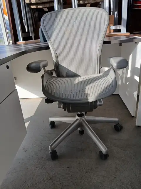 Chairs/ Teknion Contessa chairs $299.99 excellent condition - Photo 2