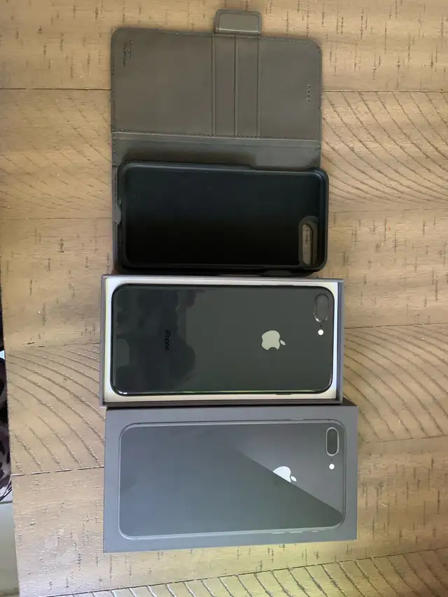 Black Iphone 8 plus 64 gb 10/10 like new unlocked !