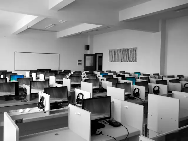 Boost Productivity with Ufficio Furniture Cubicles!