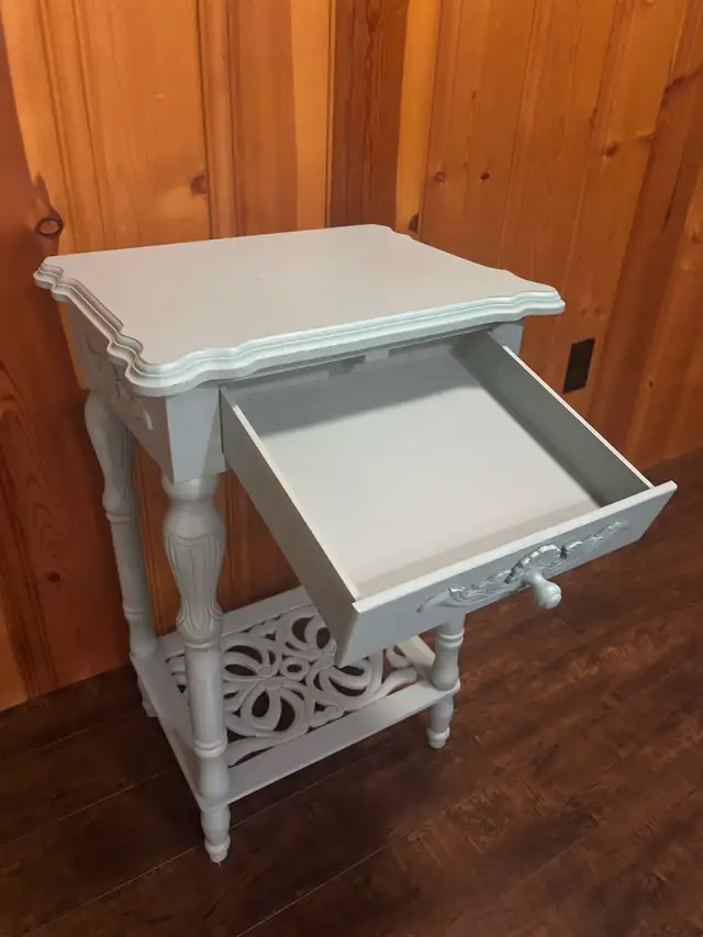Vintage Antique side Table - Photo 3