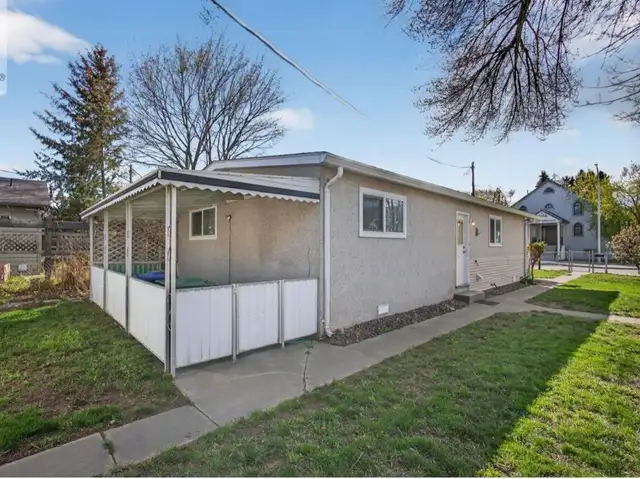 Two bedroom home with double garage for rent - Photo 2