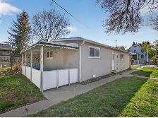 Two bedroom home with double garage for rent - Photo 2