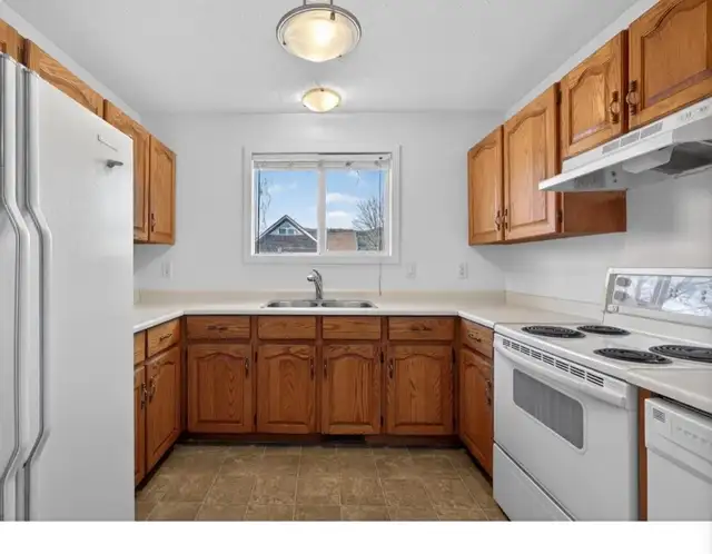 Two bedroom home with double garage for rent - Photo 3
