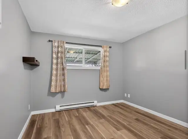 Two bedroom home with double garage for rent - Photo 6