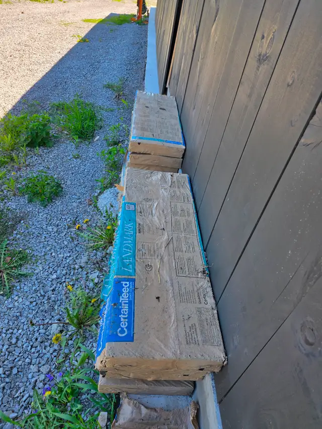 Black Fiber Glass Asphalt Shingles new bundles $25 - Photo 2