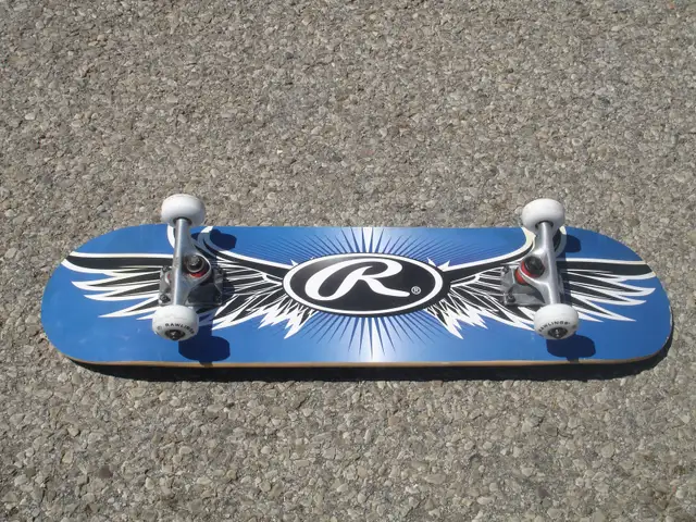 LIKE BRAND NEW 31' RAWLINGS SKATEBOARD TAKING FIRST $25.00 CASH! - Photo 3