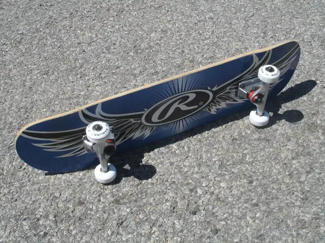 LIKE BRAND NEW 31' RAWLINGS SKATEBOARD TAKING FIRST $25.00 CASH! - Photo 4
