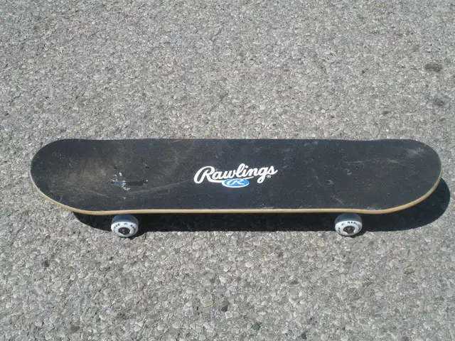 LIKE BRAND NEW 31' RAWLINGS SKATEBOARD TAKING FIRST $25.00 CASH! - Photo 5
