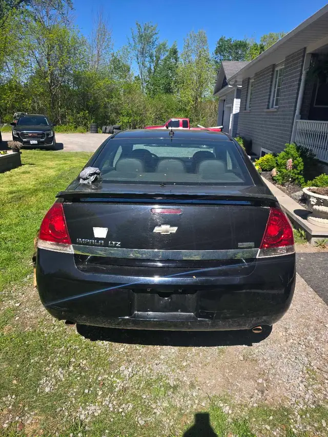 2011 Chevy Impala LTZ - Photo 2