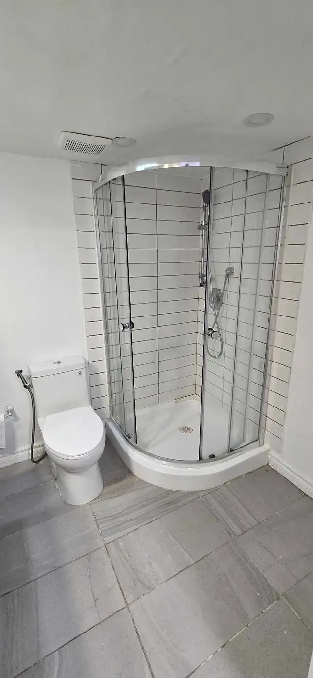 3 Bedrooms basement rental with separate entrance - Photo 2