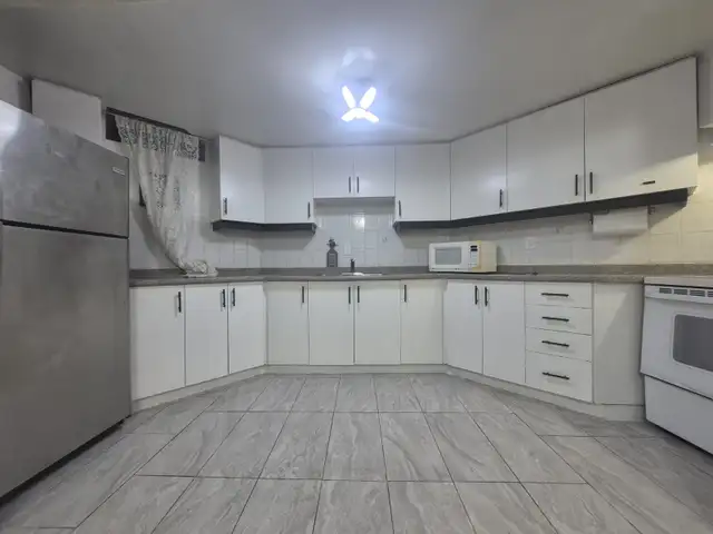 One bedroom basement apartment - Burnhamthorpe Confederation - Photo 2