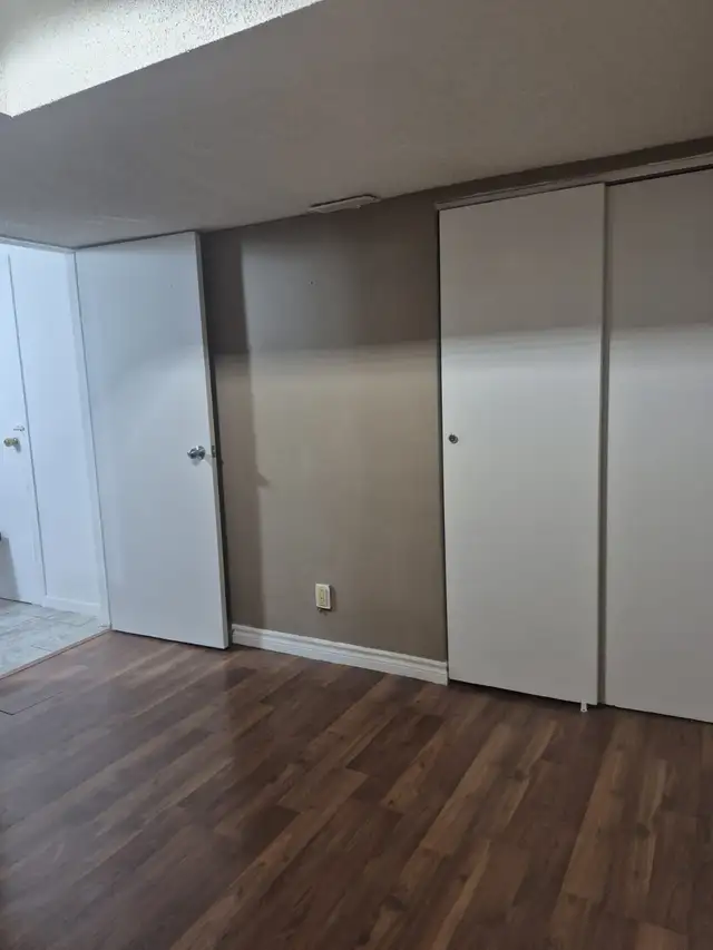 One bedroom basement apartment - Burnhamthorpe Confederation - Photo 3