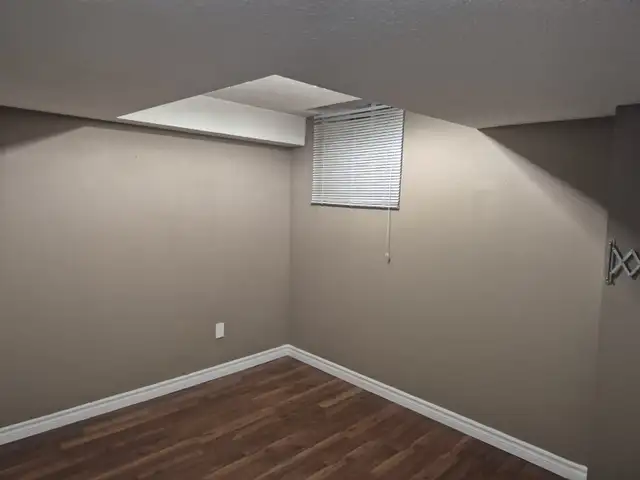 One bedroom basement apartment - Burnhamthorpe Confederation - Photo 4