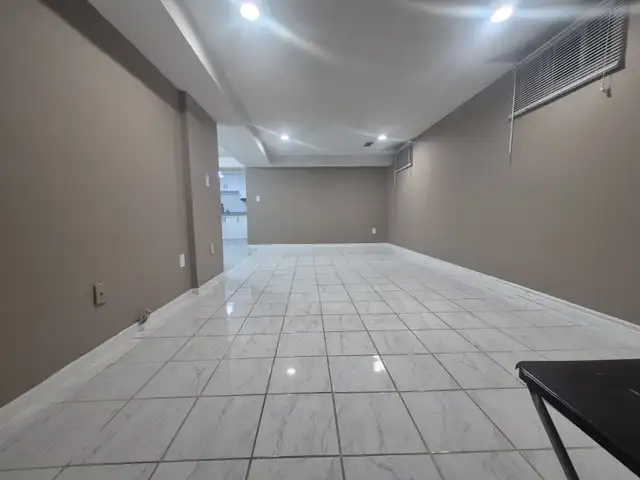 One bedroom basement apartment - Burnhamthorpe Confederation - Photo 5