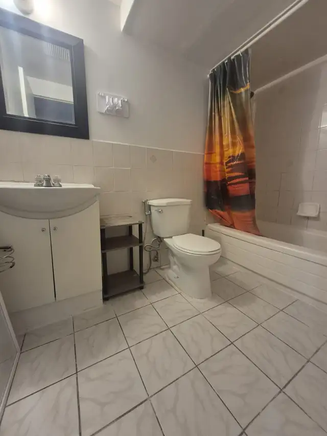 One bedroom basement apartment - Burnhamthorpe Confederation - Photo 7