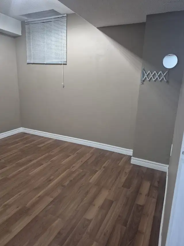 One bedroom basement apartment - Burnhamthorpe Confederation - Photo 8
