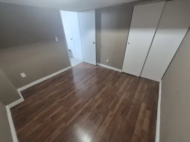 One bedroom basement apartment - Burnhamthorpe Confederation - Photo 10