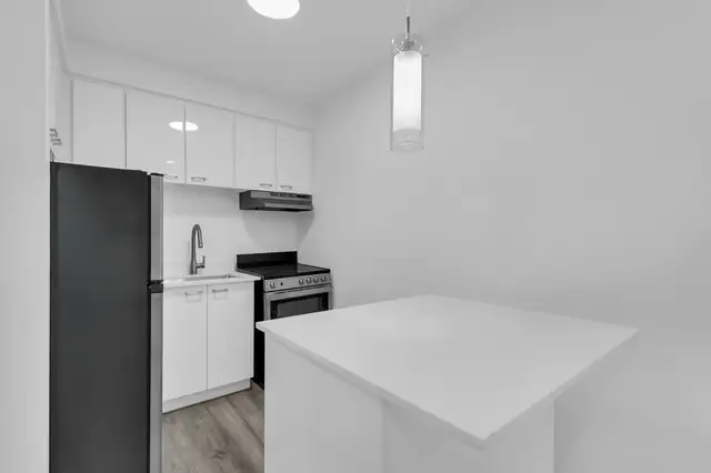 Bright 1½ NDG | Balcony · Heat & Hot Water Included $1100 - Photo 3