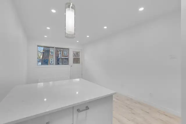 Bright 1½ NDG | Balcony · Heat & Hot Water Included $1100 - Photo 5