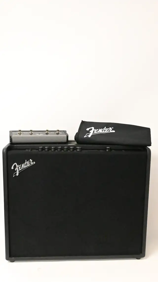 Fender Mustang GT-200 Combo Amp 200W 2x12  footswitch and covers