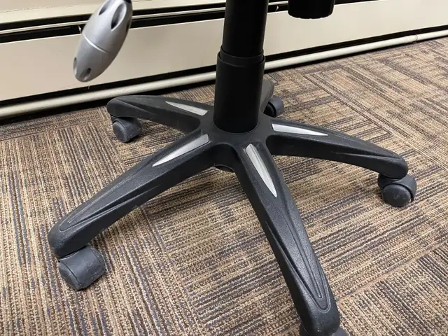 Used office chairs $20 each - Photo 8