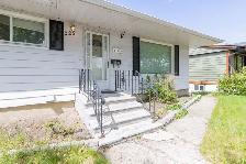 Adorable 3 Bed 1 Bath Main Floor Unit - Pet Friendly! - Photo 2