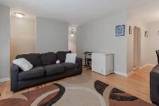 Adorable 3 Bed 1 Bath Main Floor Unit - Pet Friendly! - Photo 4