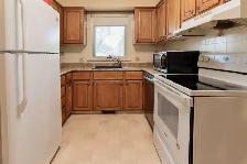 Adorable 3 Bed 1 Bath Main Floor Unit - Pet Friendly! - Photo 9