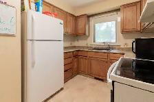Adorable 3 Bed 1 Bath Main Floor Unit - Pet Friendly! - Photo 10