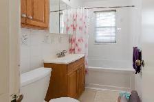 Adorable 3 Bed 1 Bath Main Floor Unit - Pet Friendly! - Photo 11