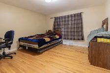 Adorable 3 Bed 1 Bath Main Floor Unit - Pet Friendly! - Photo 12