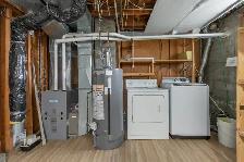 Adorable 3 Bed 1 Bath Main Floor Unit - Pet Friendly! - Photo 16