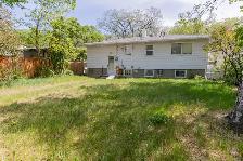 Adorable 3 Bed 1 Bath Main Floor Unit - Pet Friendly! - Photo 17