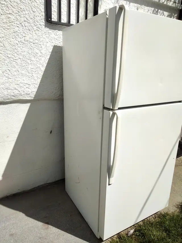 Whirlpool Refridgerator/Fridge - Photo 3