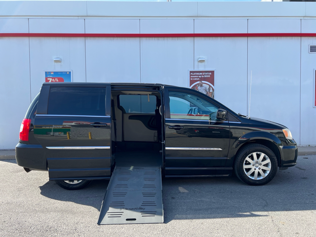 2013 Chrysler Town & Country TOURING-WHEELCHAIR ACCESSIBLE VAN - Photo 2