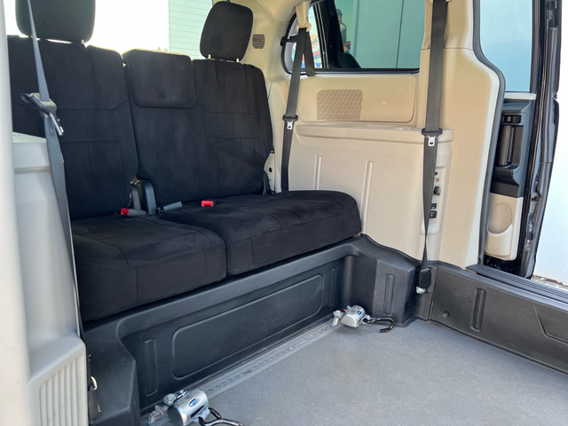 2013 Chrysler Town & Country TOURING-WHEELCHAIR ACCESSIBLE VAN - Photo 6