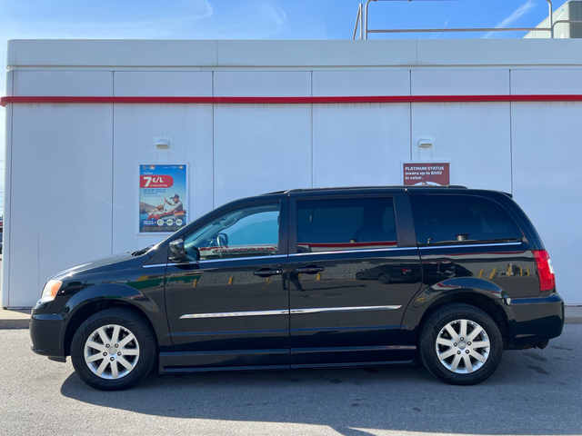 2013 Chrysler Town & Country TOURING-WHEELCHAIR ACCESSIBLE VAN - Photo 8