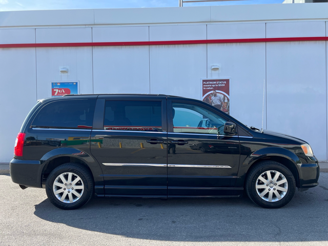 2013 Chrysler Town & Country TOURING-WHEELCHAIR ACCESSIBLE VAN - Photo 10