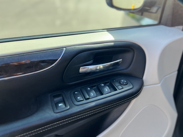 2013 Chrysler Town & Country TOURING-WHEELCHAIR ACCESSIBLE VAN - Photo 12
